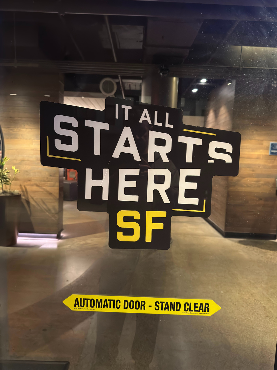 Надпись, на двери отеля Zephyr, видимо знала мой дальнейший план)