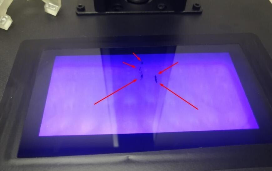 фото не мое что т с 3д тудея и может это другой дефект но когда пятно будет на вашей матрице вы поймете а у меня как то на момент написания статьи не нашлось своего личного фото выгоревшей матрицы а разбирать свой принтер ради фото пятен на мертвых матрицах я не буду ибо кто читаете эту статьу вас 5 человек и вы даже лайки не ставите и не подписываетесь!