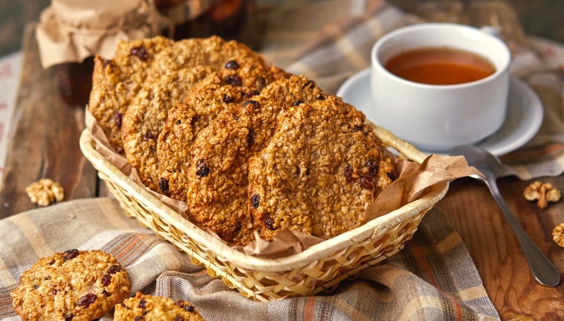 Печенье овсяное «Отличное» с орехами и изюмом.
