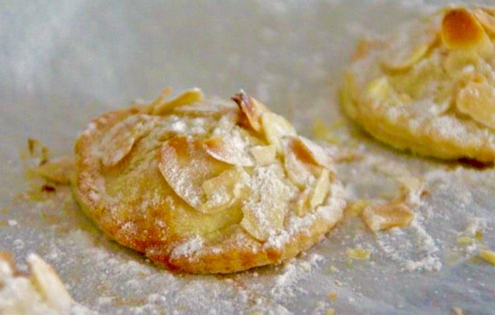 Печенье с грушей и заварным кремом.