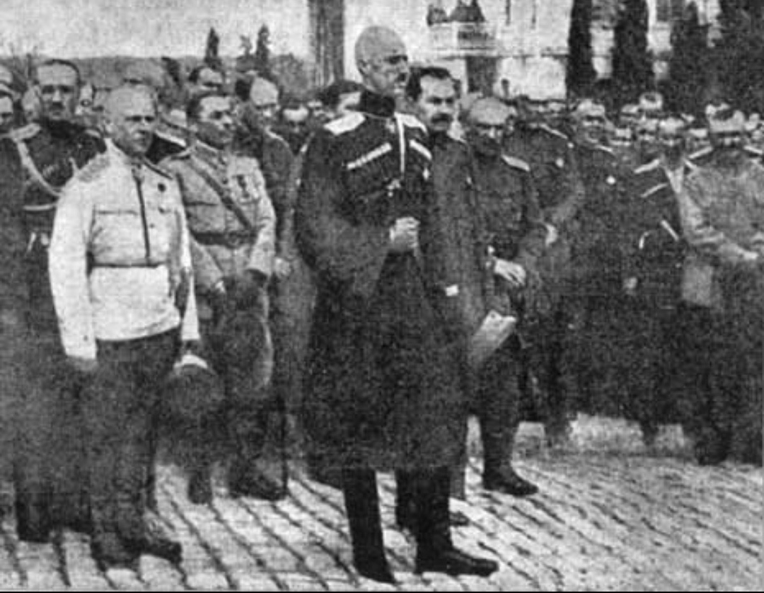 Командующий Добровольческой армией во время молебна. Севастополь. Март 1920 года.