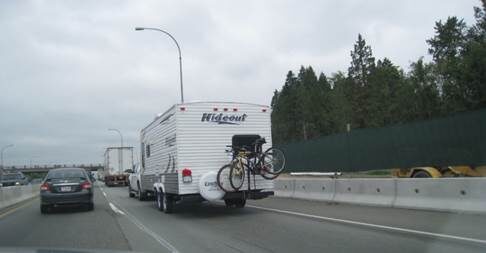 По дороге на паром едут с домами на колесах, великами и не только.