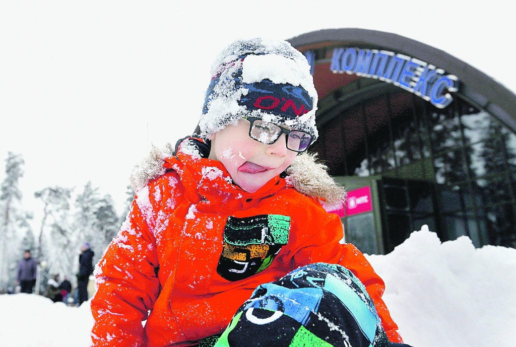 Кто из мальчишек не облизывал снег, особенно если в него упал. Фото: БелТА