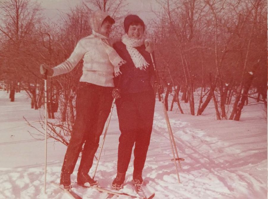 На лыжах. Я (слева) с подругой..