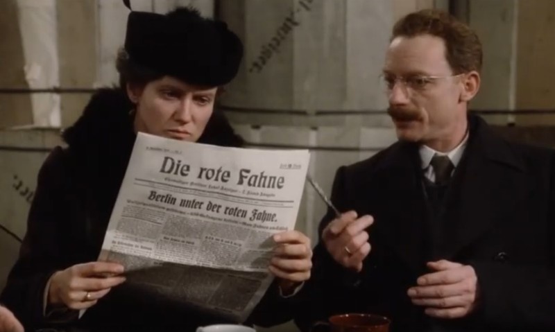 Роза Люксембург и Карл Либкнехт в редакции "Красного Знамени". Кадр из фильма "Роза Люксембург" (1986).