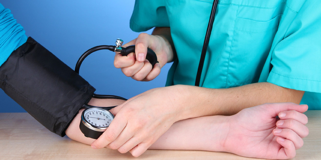 Давление под 200: что делать, когда цифры на тонометре зашкаливают — советы врачей и шаги, которые реально спасают