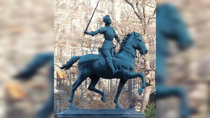 Статуя Жанны д’Арк на площади Сен-Огюстен. Обложка © Wikipedia / Siren-Com