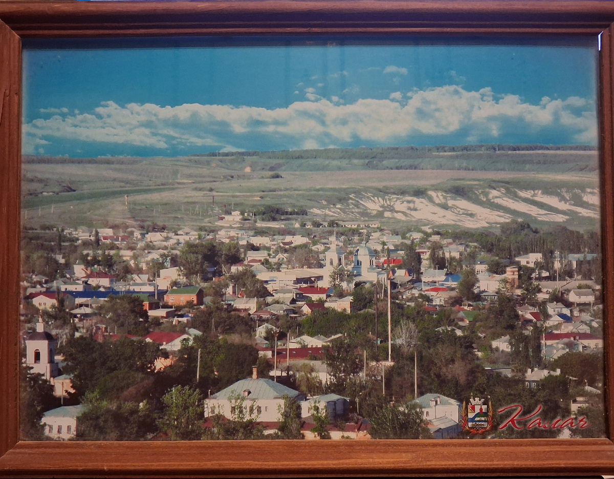 Фото Калача и меловых гор в окрестностях города в рамке. Фото автора. 