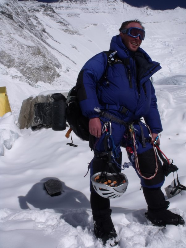 Фергюс Уайт во втором лагере на Эвересте на высоте 6450 метров в конце мая, около 16:00. Молнии расстегнуты, руки и голова открыты, лицо обгоревшее. (Фото: Грег Джек)