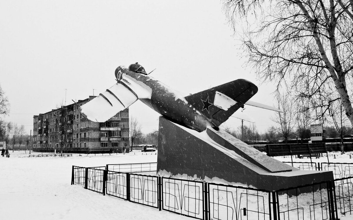 Хурба. Памятник на центральной площади в военном городке.