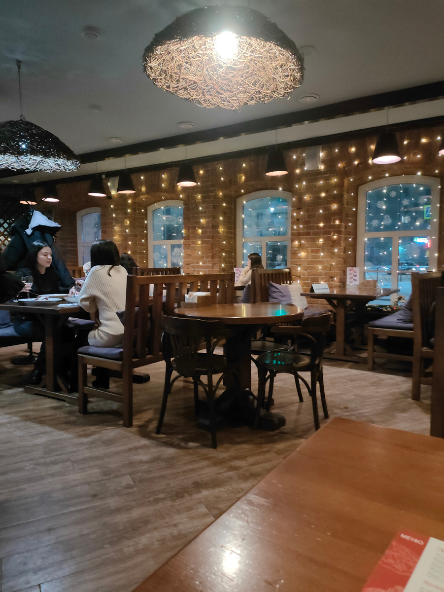 Буквально минут за 15 все столики заняли 