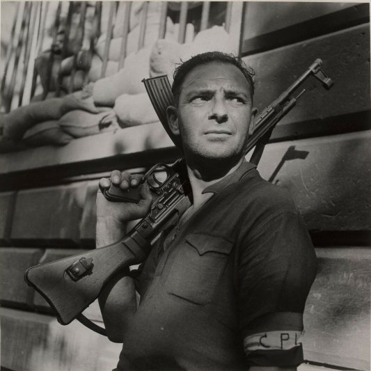 Член C.P.L. (Комитет Освобождение Парижа) возле штаб-квартиры полиции. Французы выбили фашистов из Парижа 25 августа 1944 года.