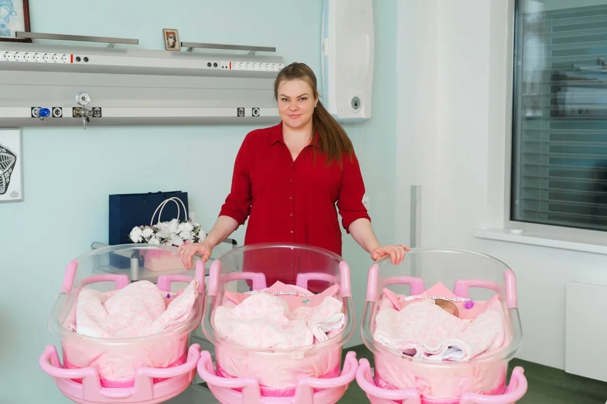 На фото счастливая мама Наталья из Самарской области. Вес её самой маленькой принцессы - всего 742 грамма. Фото: пресс-служба Центра Кулакова