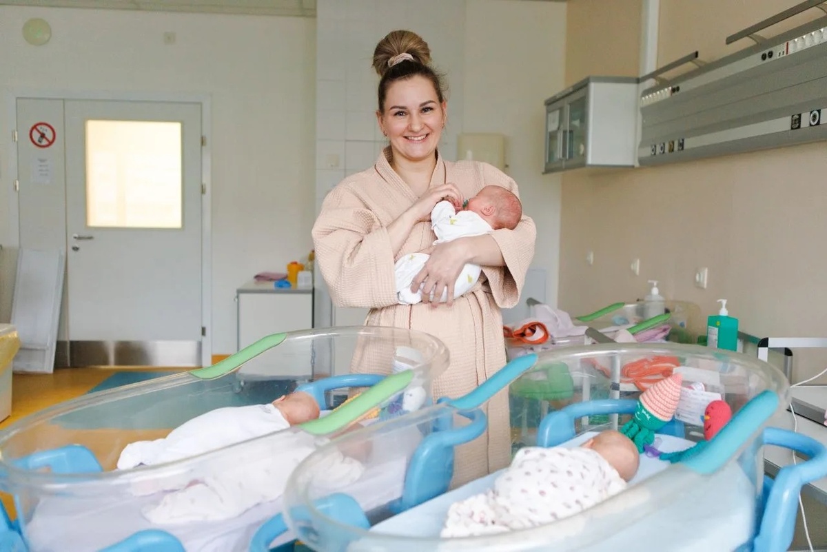 Анастасия мечтала о дочке, а получилось сразу четыре девочки, среди них три близняшки и двойняшка! Малышек назвали Виктория, Есения, Ангелина и София. Фото: пресс-служба медицинской организации 