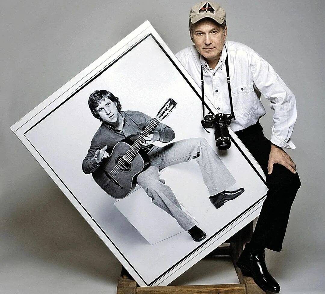    Валерий Плотников с одним из своих портретов Владимира ВысоцкогоСоцсети