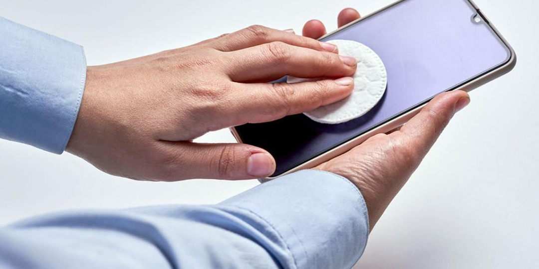 Обычные влажные салфетки портят мониторы: чем нужно протирать технику