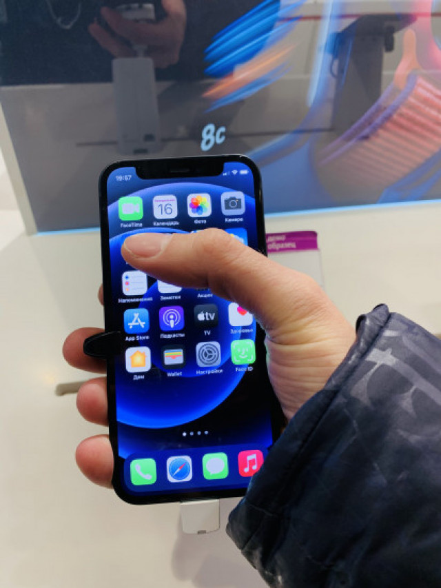 Эргономика, о которой можно только мечтать: весь интерфейс под большим пальцем одной руки