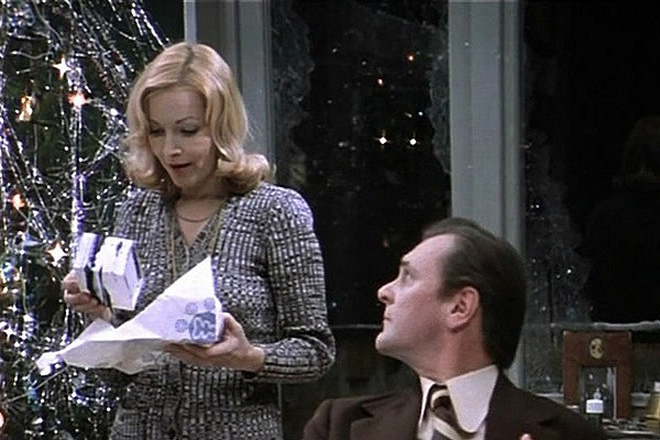 Кадр из фильма «Ирония судьбы, или С легким паром!», 1976 год, реж. Эльдар Рязанова