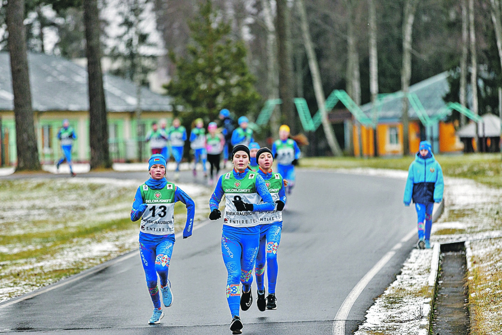  Отсутствие снега лыжников не остановило и они... побежали Фото: Предоставлены газетой «Новополоцк сегодня»