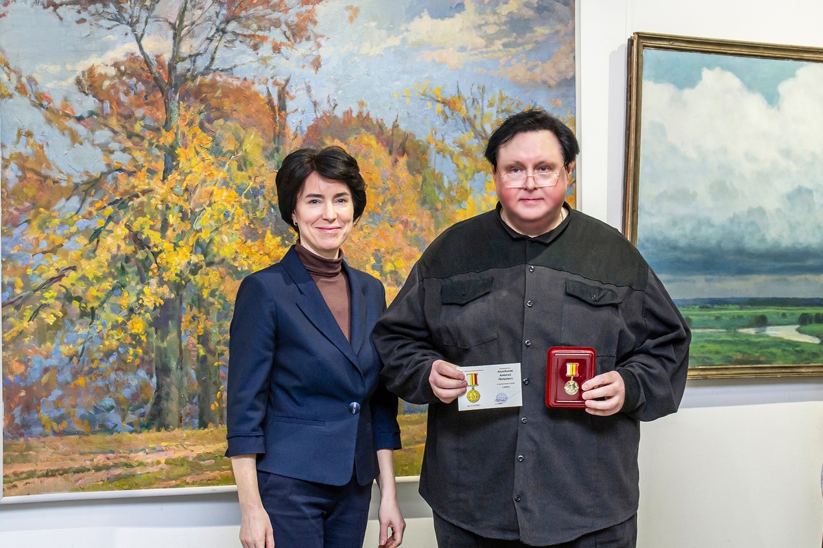 Награждение Знаком Губернатора Рязанской области "За усердие" (за проявленное усердие в работе) 19 декабря 2025-го года. Алексей Акиндинов и Заместитель Министра культуры Рязанской области Дарья Стерлигова. На официальной церемонии открытия юбилейной художественной выставки, посвященной 85-летию Рязанской областной организации ВТОО "Союз художников России". Выставочный зал Рязанского государственного областного художественного музея им. Академика И.П. Пожалостина. Фото — Андрей Павлушин.