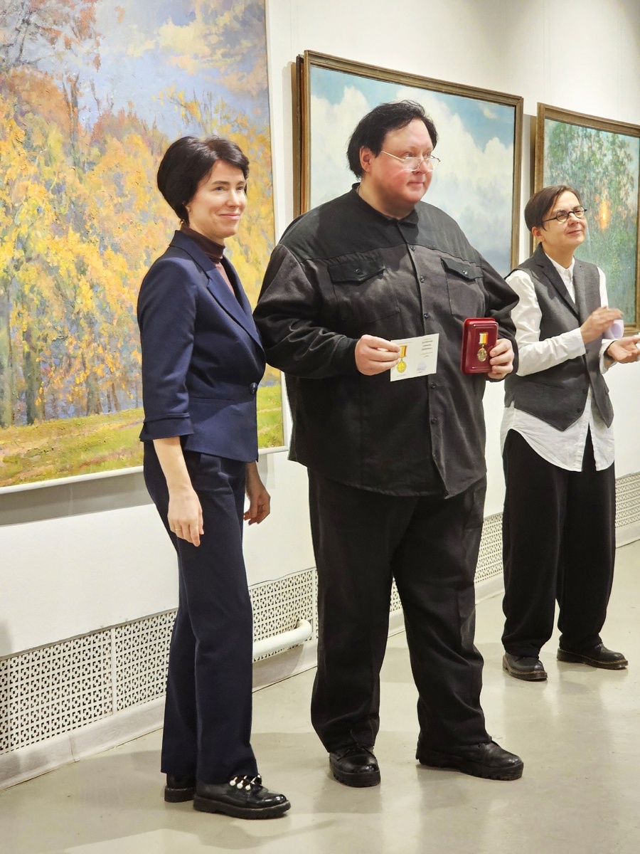 Награждение Знаком Губернатора Рязанской области "За усердие" (за проявленное усердие в работе) 19 декабря 2025-го года. Алексей Акиндинов и Заместитель Министра культуры Рязанской области Дарья Стерлигова. На официальной церемонии открытия юбилейной художественной выставки, посвященной 85-летию Рязанской областной организации ВТОО "Союз художников России". Выставочный зал Рязанского государственного областного художественного музея им. Академика И.П. Пожалостина. Фото — Андрей Павлушин.