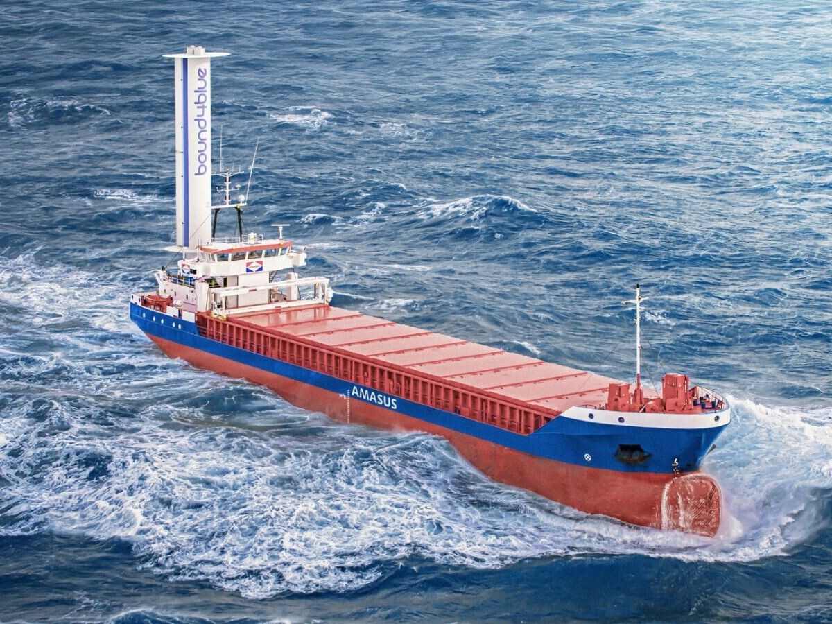    Испанское грузовое судно оснастили самым большим в мире турбопарусом [ВИДЕО]