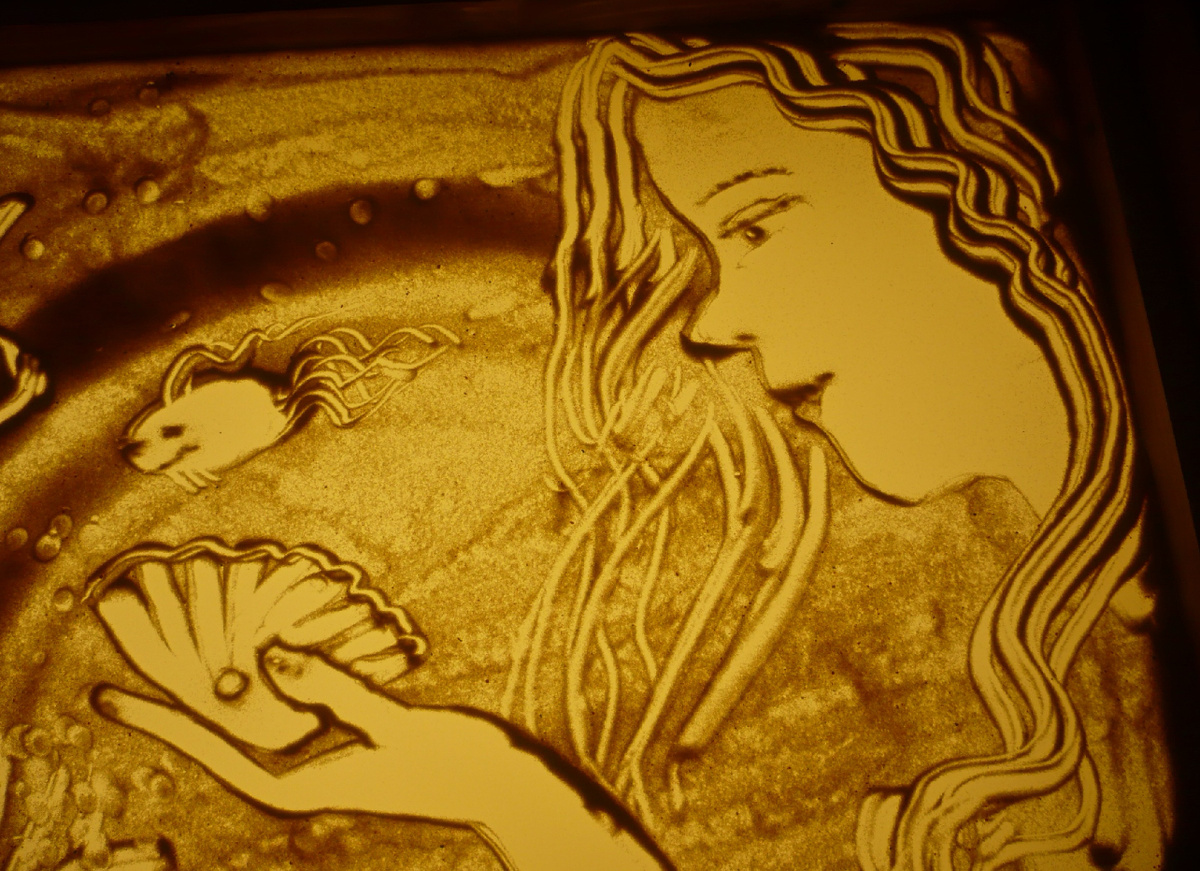 Песочную анимацию называют также сыпучей анимацией или порошковой из-за особенностей материала. Наверняка многие видели живые выступления, когда художник рисует на стекле одну за другой картины, они выводятся на экран и под музыкальное сопровождение демонстрируются публике. Такие выступления – это уже другой жанр, хотя принцип работы с песком тот же самый. Мы подробно поговорим именно об анимации, создаваемой с помощью сыпучих материалов, в частности песка.