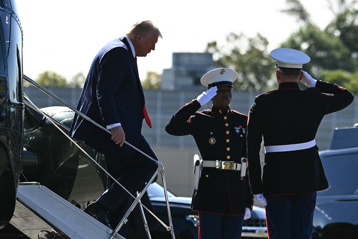 Президент США Дональд Трамп выходит из вертолета Marine One по прибытии в Национальный военный медицинский центр Уолтера Рида для прохождения медицинского осмотра в Бетесде, штат Мэриленд, 10 октября 2025 года. ©Andrew Caballero-Reynolds/AFP/Getty Images