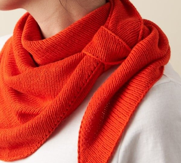 Маленькие вязаные косынки. Почему они снова в моде