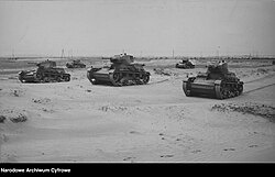 Взвод 7TP на учениях в Блендовской пустыне