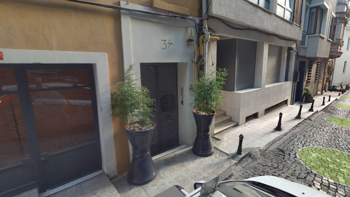 Вид на вход в особняк с улицы. Фото https://harita.istanbul/