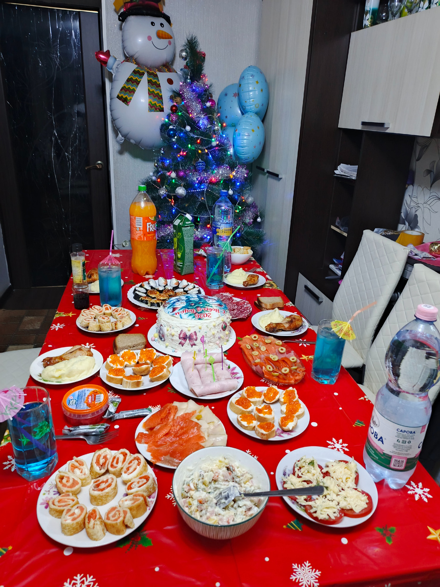 В процессе сервировки новогодний стол.Не хватает ананаса, стейков форели, холодца