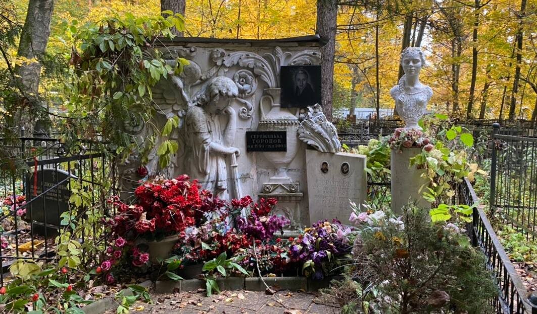 Стили эпох на современных кладбищах смешаны и не всегда их соседство взаимодополняющее 