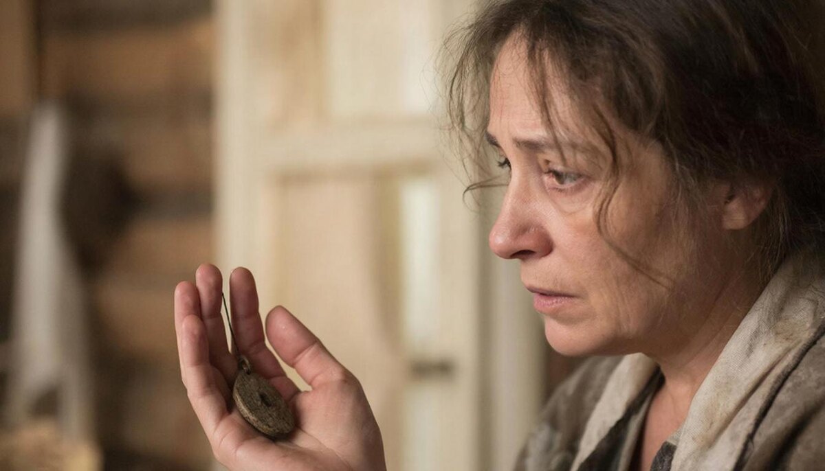 Подковырнула щель ножом: внутри лежал маленький деревянный медальон, в котором свёрнутая в кольцо бумажка