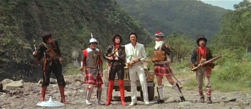 К сожалению, кадры из фильма в приличном качестве фильм найти не удалось. Перед нами команда непобедимых героев, каждый из которых та ещё... как бы помягче... странная личность.