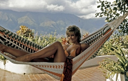 Лихие детективы и забытые странности: с какими фильмами провёл январь