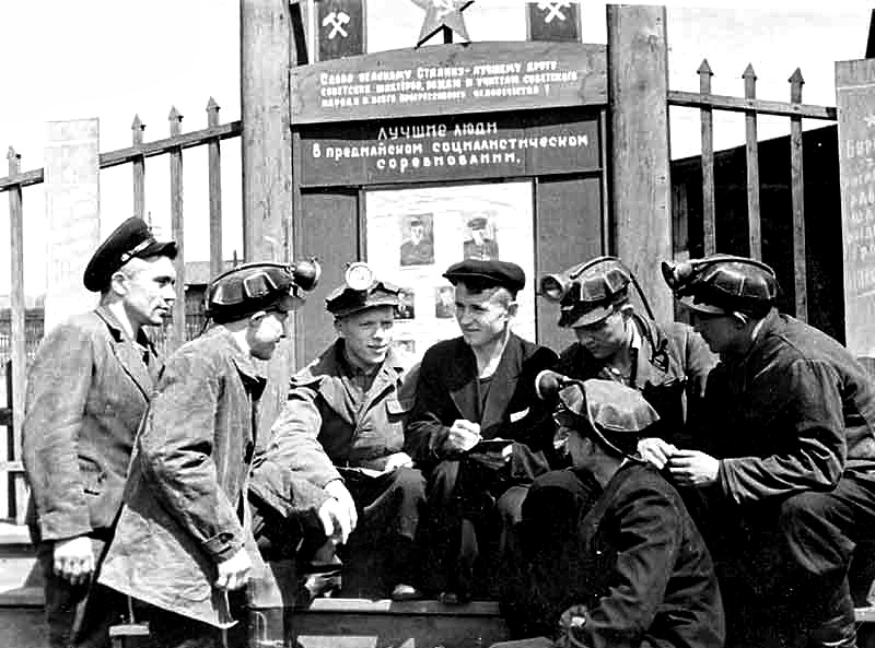 Бригада обсуждает коллективные и личные обязательства. Фото из открытых источников.