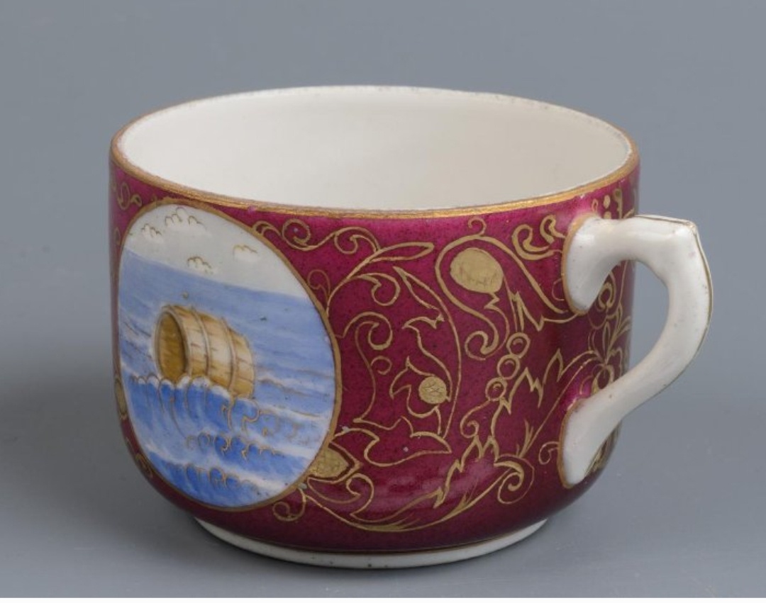 Алексеева Зинаида Васильевна, Морозова Наталья Владимировна. Чашка, из сервиза чайного. 1950-е гг."Новгородский государственный объединенный музей-заповедник. ГоскаталогРФ.