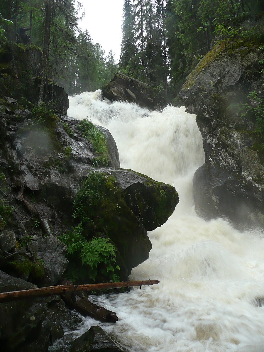 Жигаланские водопады, Красновишерский район, Пермский край. Фотограф: Алемея. Лицензия: CC BY-SA 4.0. Изображение используется без изменений. Жигаланские водопады — пульсирующие артерии Кваркуша. Их вода рождается в снежниках и болотах плато и каскадами обрушивается в долину реки Улс.