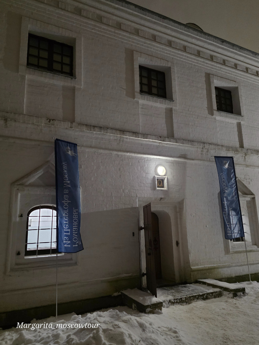 Сытный двор. Вход на выставку.