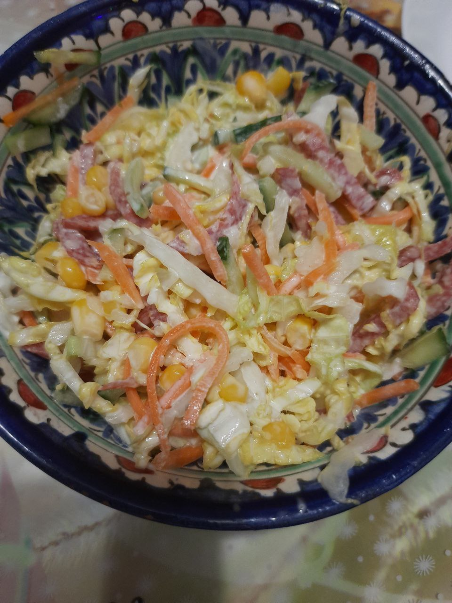 Корейская морковка, копчёная колбаса, пекинская капуста, свежий огурец, кукуруза, майонез. 