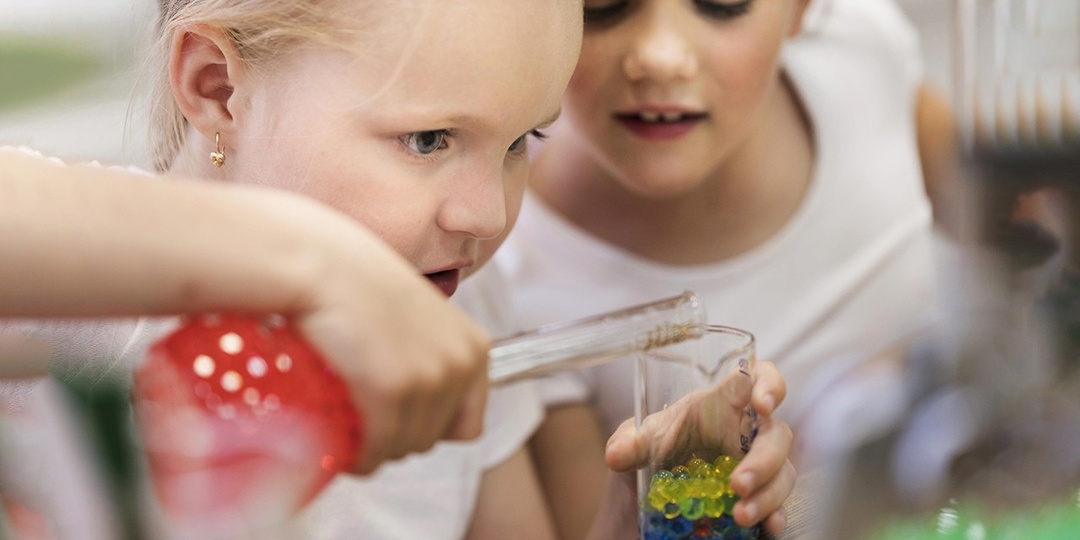 Головоломки, гирлянда Мёбиуса и химический опыт. Как провести для детей научную вечеринку на каникулах
