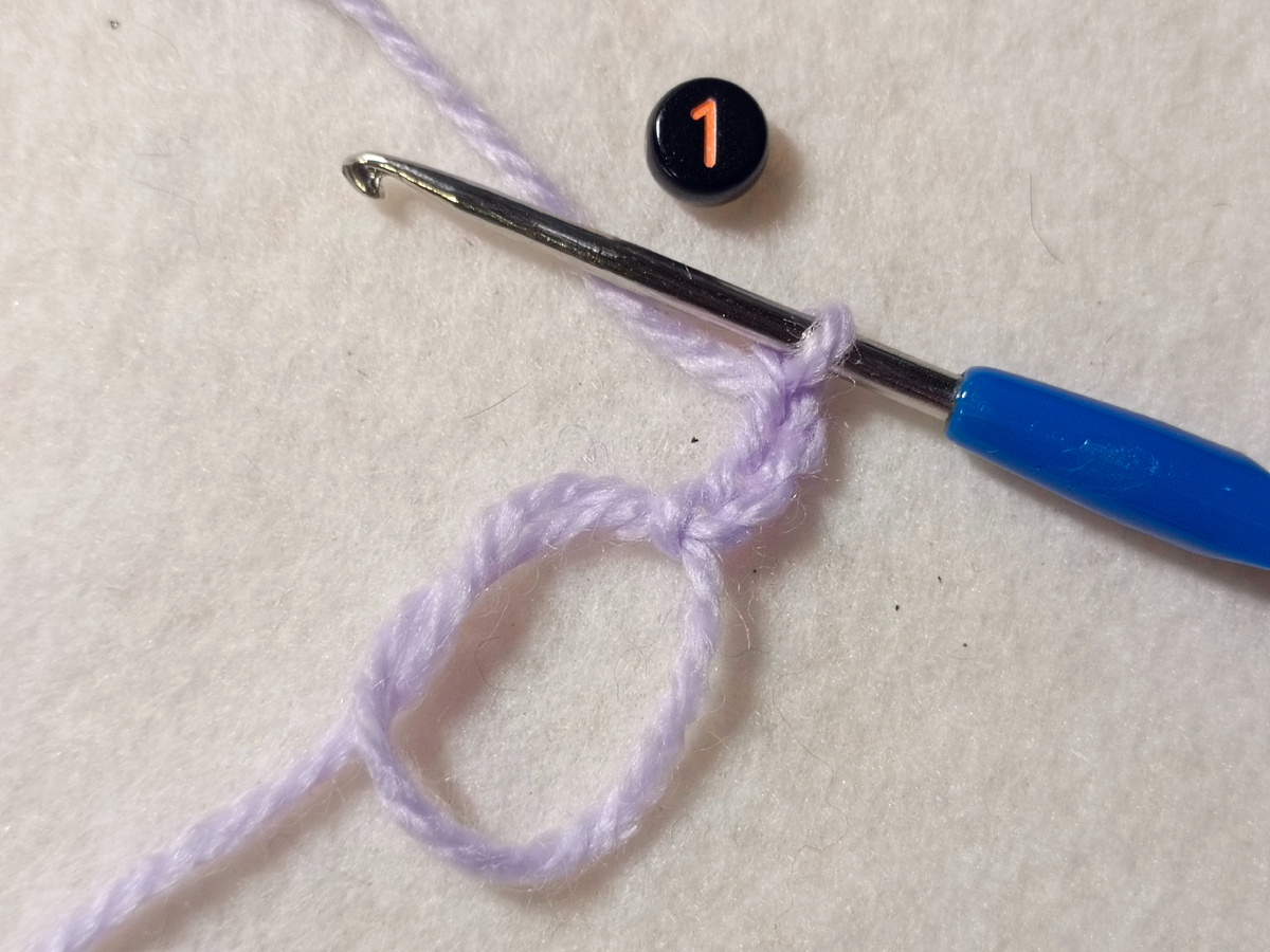 В петлю амигуруми провязываю 3 воздушные петли.