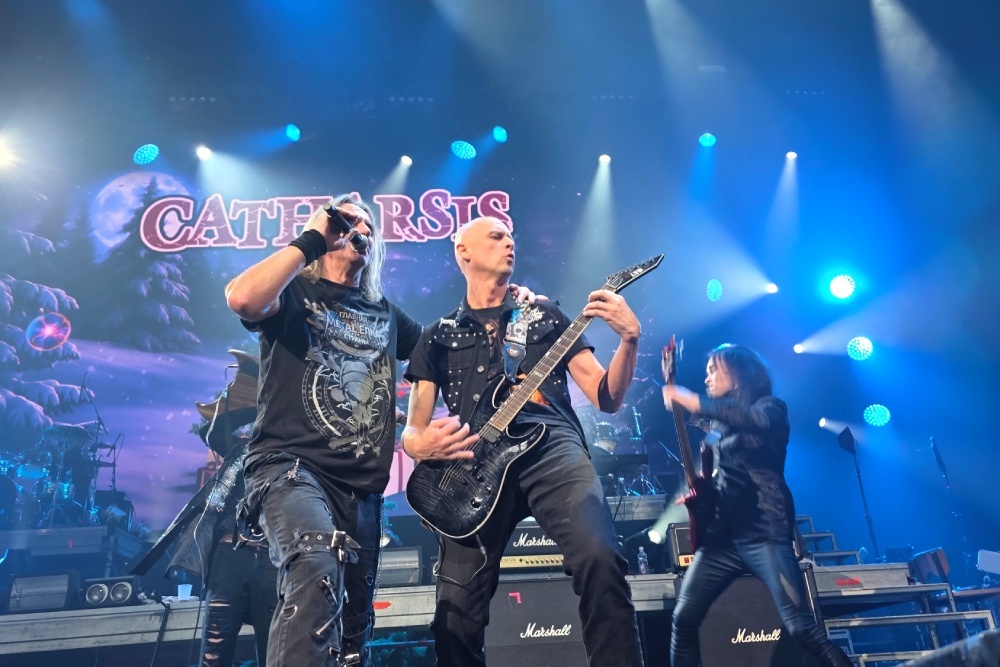    Футбольный арбитр Сергей Карасев отыграл две песни вместе с группой Catharsis. / Пресс-служба РФС