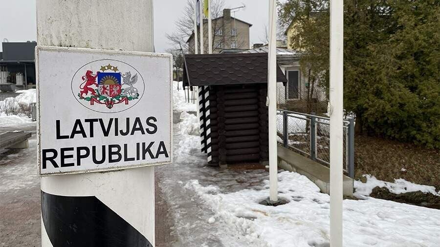 Граница и начало забора... (дальше сеточка попроще, колышки пореже)