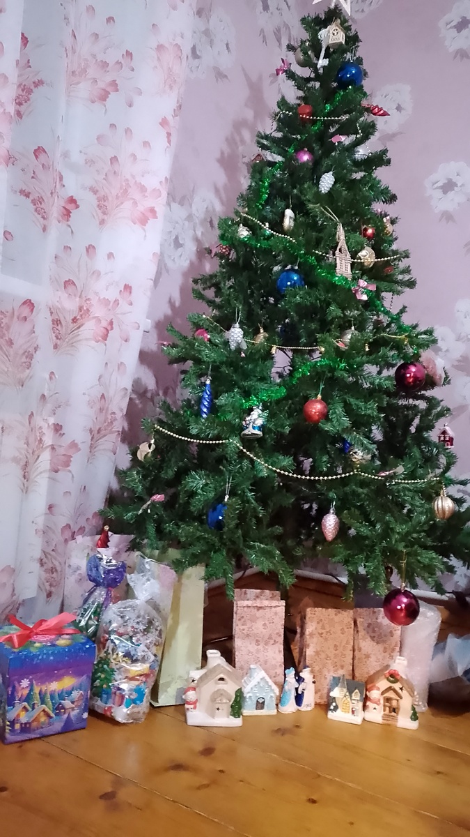 Елка нынче  исскуственная. Сын с зятем подарили. 