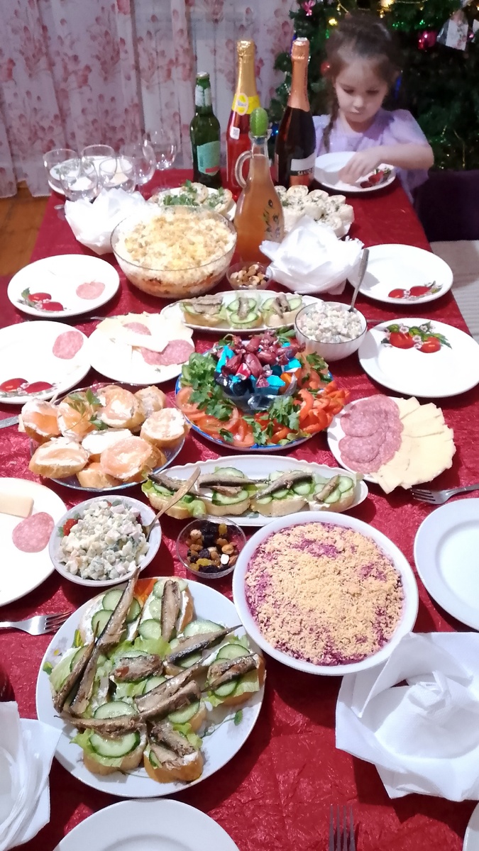 Внучка по тарелочкам колбаску раскидала😉