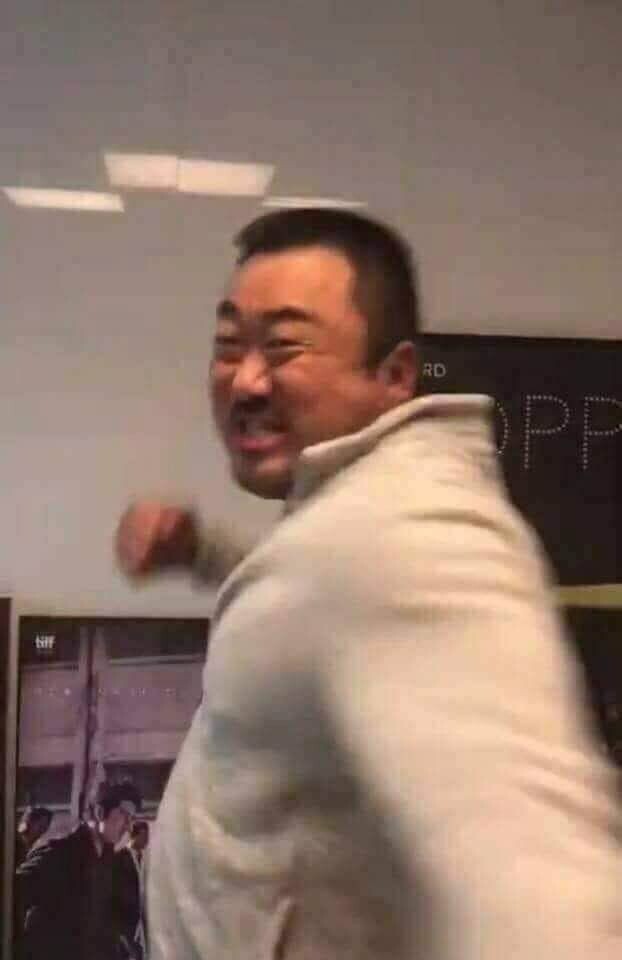 не будет накоплений? Тогда жизнь сделает вот так. Добрый кореец показывает кулак, фото.