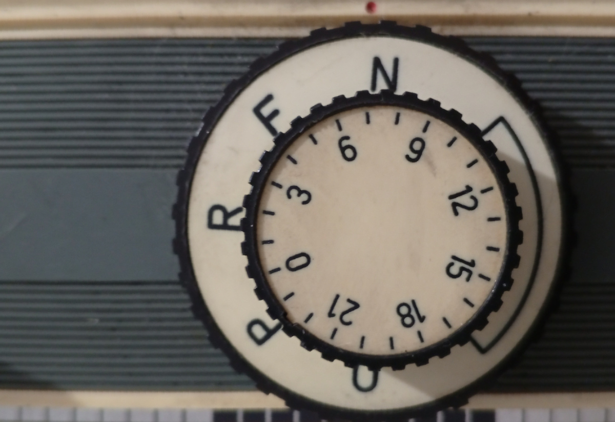 Снизу грибок выбора узора. Сверху-плотность натяжения нити.