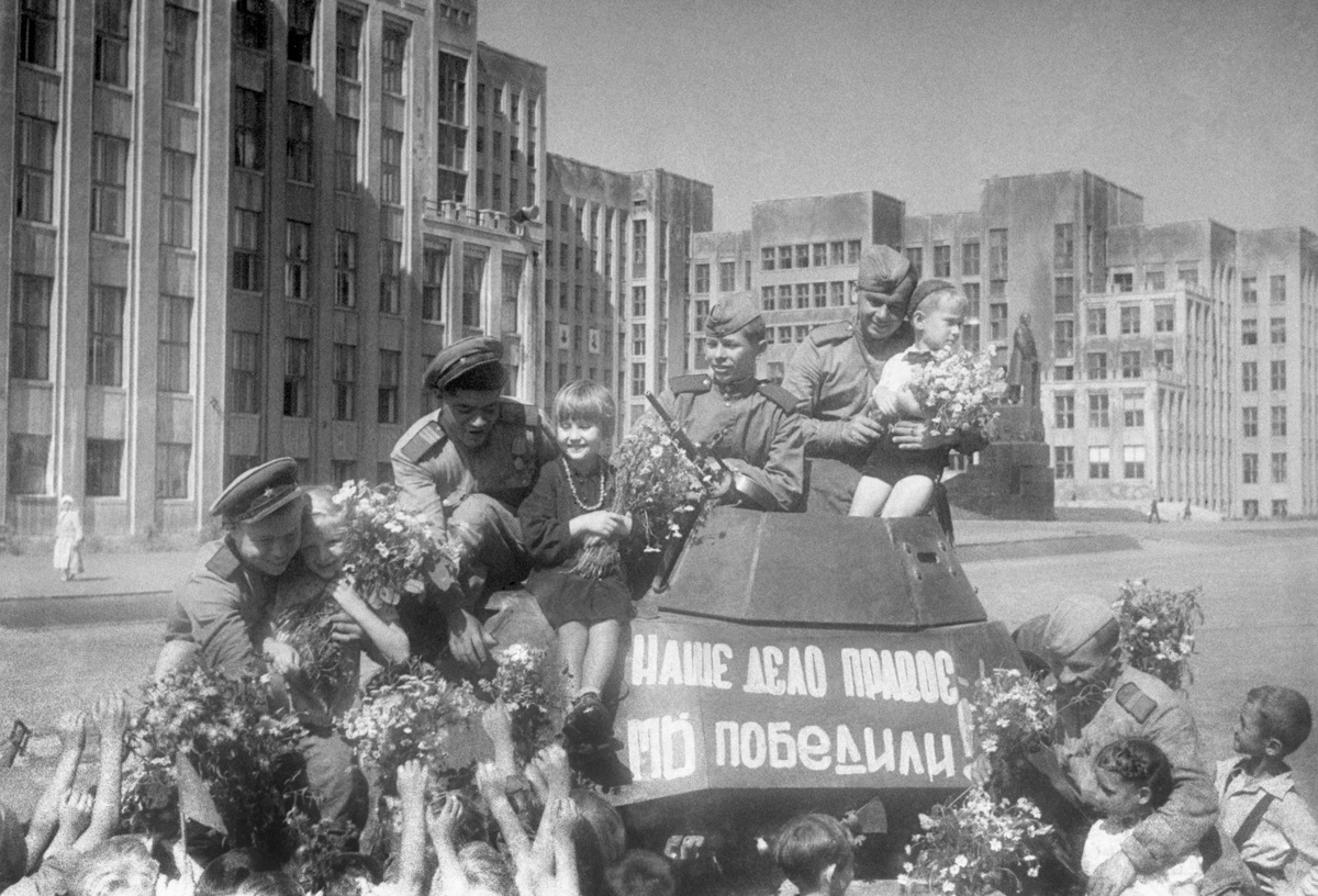 Встреча совествких воинов в Минске на фоне обгоревших зданий, 1945 год. Фото: Владимир Лупейко/ТАСС 